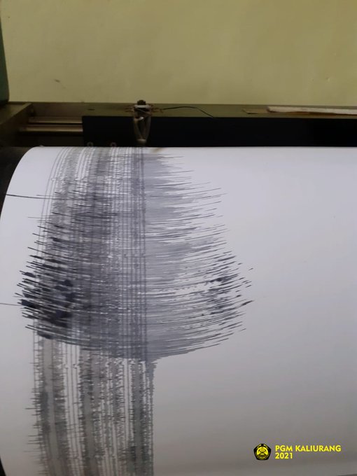 BREAKING NEWS : Gunung Merapi Luncurkan Awan Panas Guguran Sejauh 1500 Meter Siang Tadi