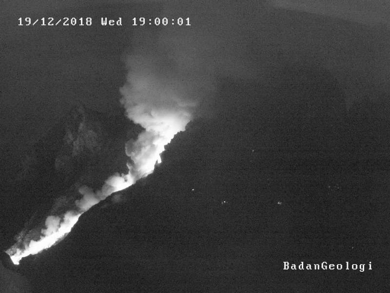breaking-news-pukul-1902-malam-ini-luncuran-lava-merapi-terpantau-cctv-di-puncak.jpg