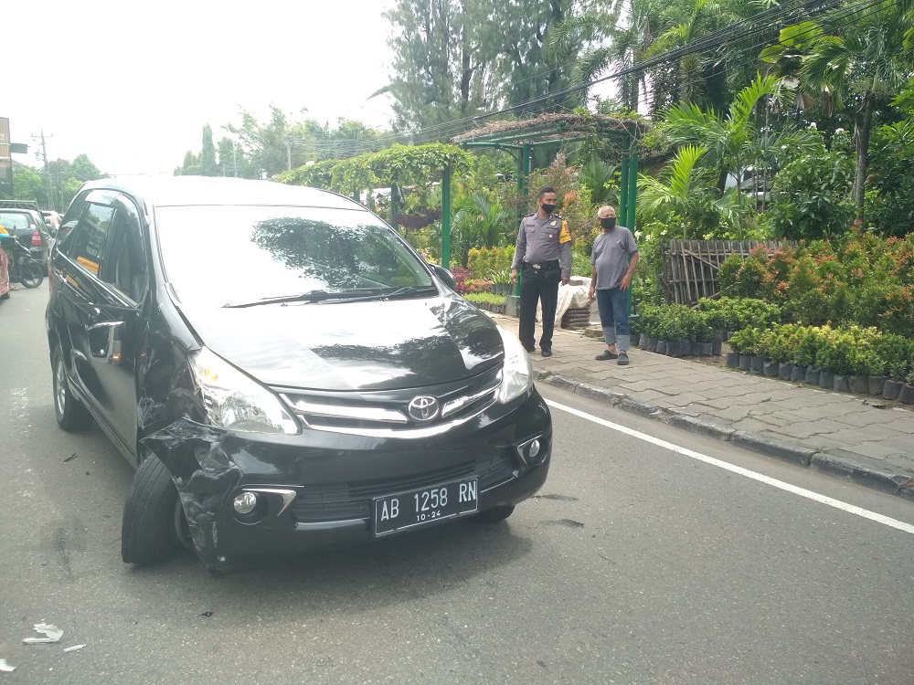 breaking-news-sopir-mengantuk-avanza-tabrak-minibus-di-perempatan-mandala-krida.jpg