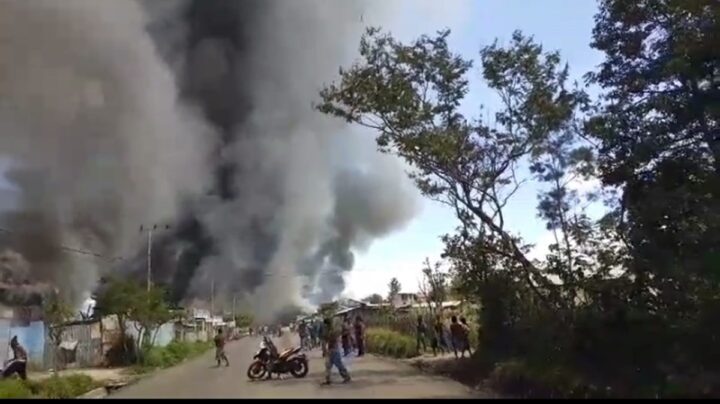buntut-kerusuhan-di-kota-wamena-papua-komplek-kantor-bupati-dibakar-massa-hingga-bandara-ditutup.jpg