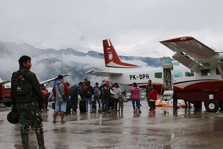 buntut-serangan-kkb-papua-ke-bandara-aminggaru-maskapai-putuskan-hentikan-penerbangan.jpg