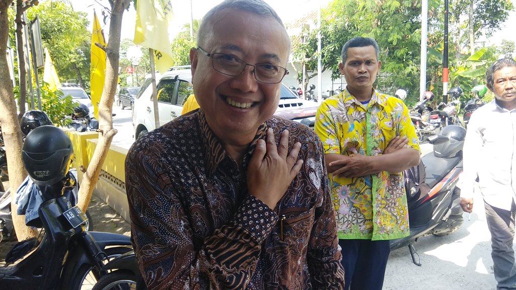 bupati-bantul-suharsono-memeragakan-salam-penghormatan-sebagai-pengganti-jabat-tangan.jpg