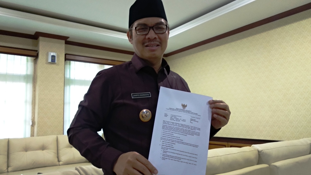 bupati-kulonprogo-hasto-wardoyo-menunjukkan-dokimen-opini-wtp_20180530_204850.jpg
