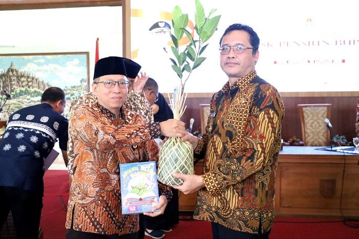 bupati-magelang-serahkan-sk-pensiun-asn.jpg