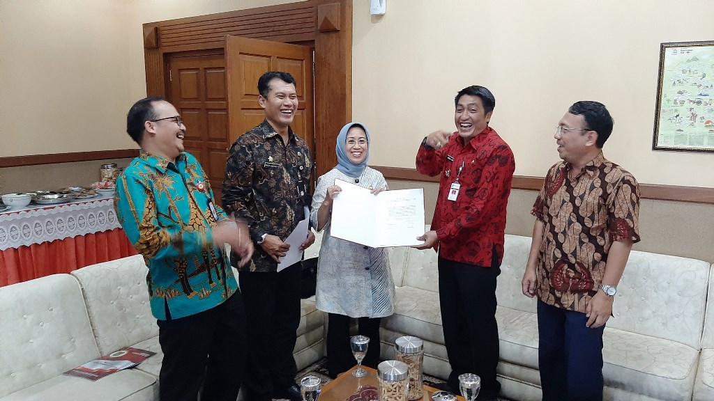 bupati-magelang-zaenal-arifin-dan-anggota-ombudsman-ri-ninik-rahayu.jpg