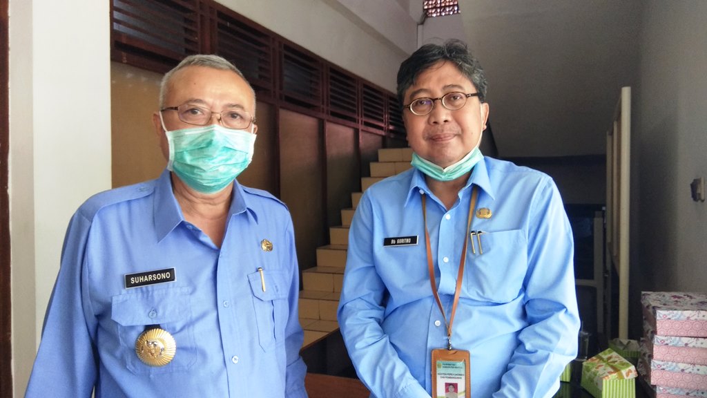 bupati-suharsono-didampingi-asisten-bupati-bidang-perekonomian-dan-pembangunan.jpg