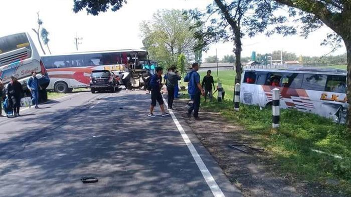 bus-eka-mira-dan-sumber-selamat-terlibat-dalam-kecelakaan_20180417_165516.jpg