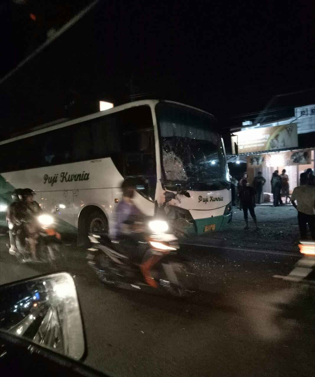 bus-puji-kurnia-tabrak-pemotor-di-jalan-wates_20180402_213311.jpg