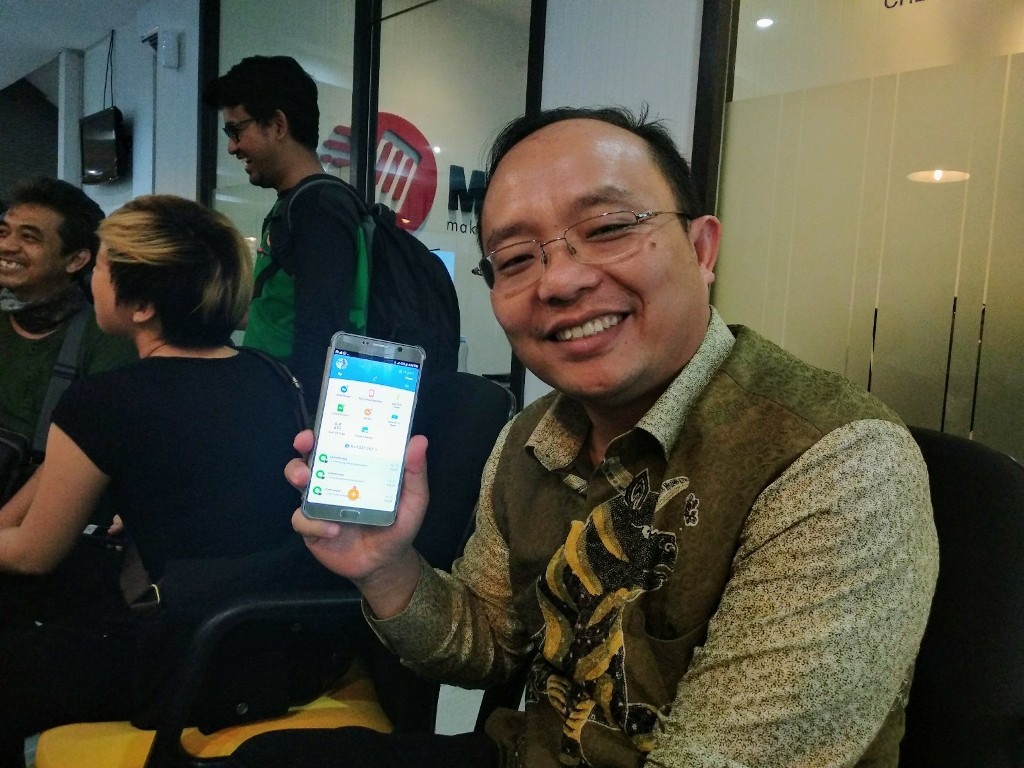 ceo-vicky-saputra-menunjukkan-aplikasi-netzme_20180830_195703.jpg
