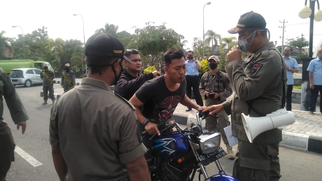dalam-simulasi-petugas-mencegat-seorang-warga-yang-beraktivitas-di-ruang-publik.jpg