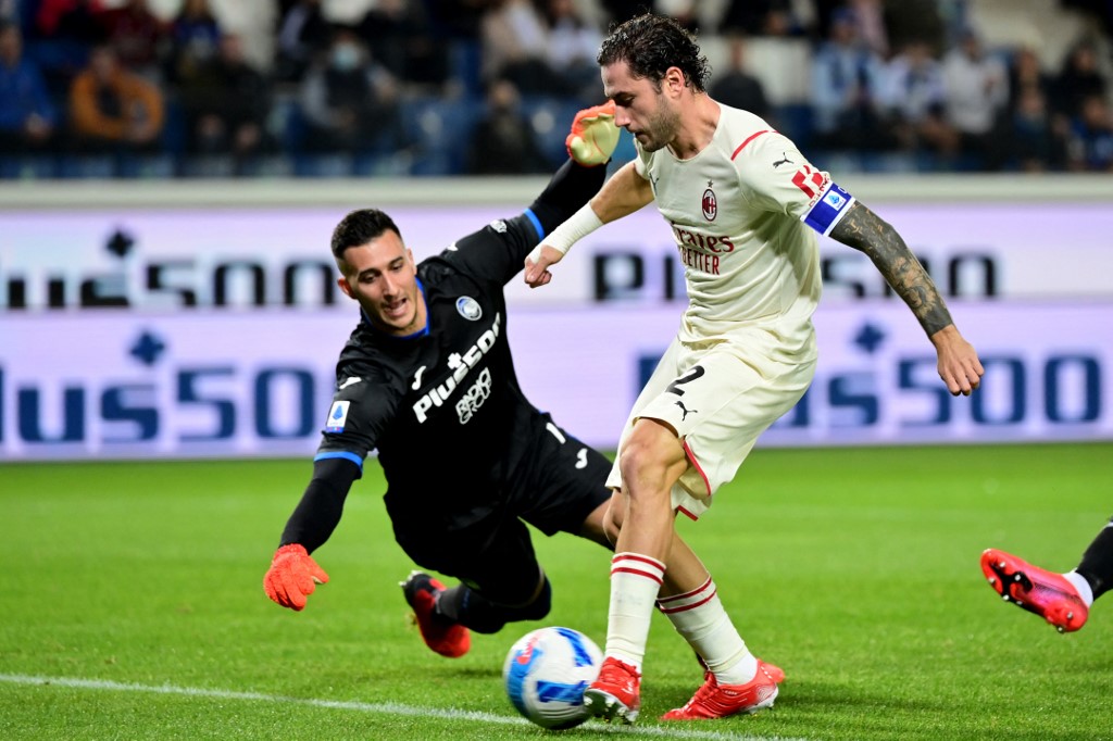 davide-calabria-vs-juan-musso-di-liga-italia-serie-a-atalanta-vs-ac-milan-di-stadion-gewiss.jpg