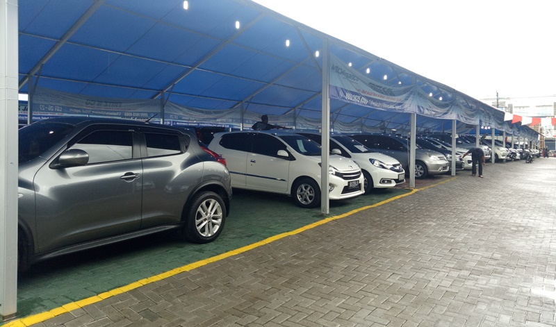 deretan-mobil-yang-dijual-di-bursa-mobil-carsentro-jalan-magelang-km-46-sleman_20171111_230944.jpg