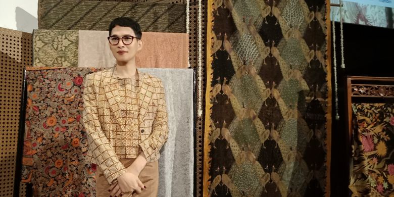 desainer-ternama-tanah-air-oscar-lawalata-berpose-di-depan-sejumlah-kain-batik_20180509_090623.jpg