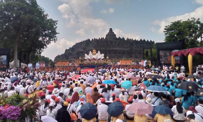 detik-detik-Waisak-2023-di-Pelataran-Candi-Borobudur.jpg