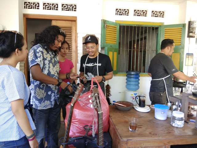di-kedai-kopi-ini-secangkir-kopi-bisa-dibayar-pakai-sampah-botol-plastik_20180709_214100.jpg