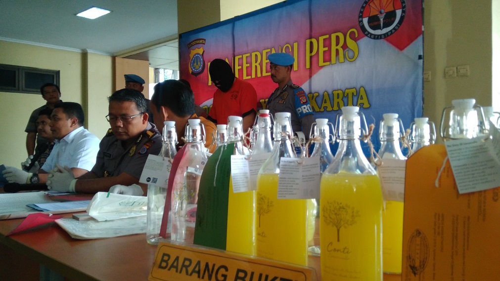 direktorat-reserse-kriminal-khusus-polda-diy-tangkap-pelaku-pengoplos-miras.jpg