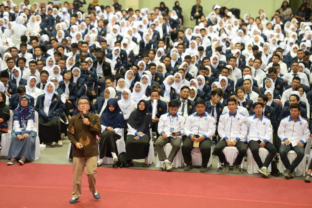dirut-lpp-tvri-helmi-yahya-tengah-memberikan-materi-kuliah-umum_20180814_163626.jpg