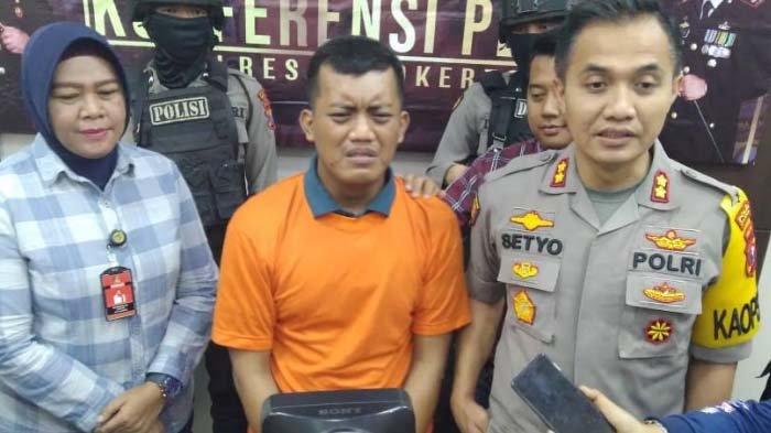 ditangkap-setelah-remas-karyawan-toko-begal-payudara-di-mojokerto-nangis-sesengukan-di-depan-polisi.jpg