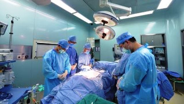 Merinding ! Para Dokter Menunduk Hormat di Depan Jasad Bocah Mulia Ini