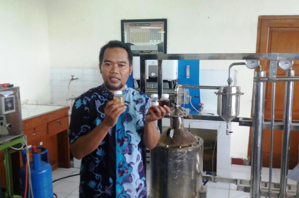 dosen-uad-ubah-sampah-plastik-jadi-bahan-bakar-minyak_20171120_175332.jpg