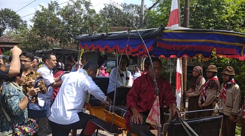 Dua Menteri Jokowi Tinjau Alokasi Dana Desa di Magelang Pakai Andong