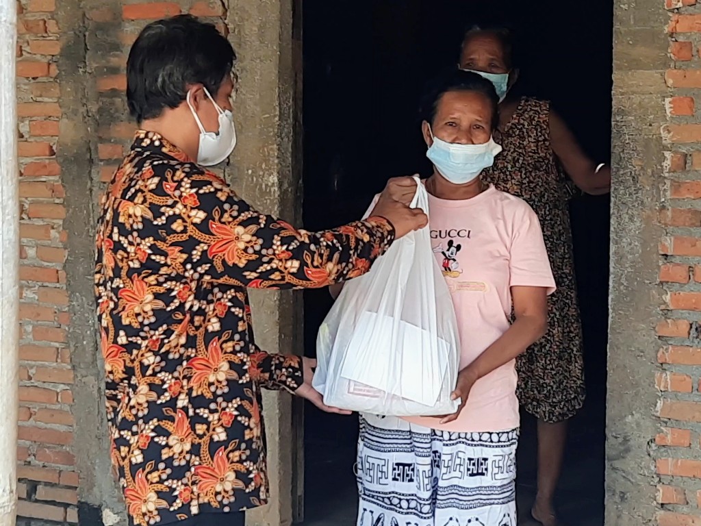 dukuh-rejosari-wibowo-menyerahkan-bantuan-sembako.jpg