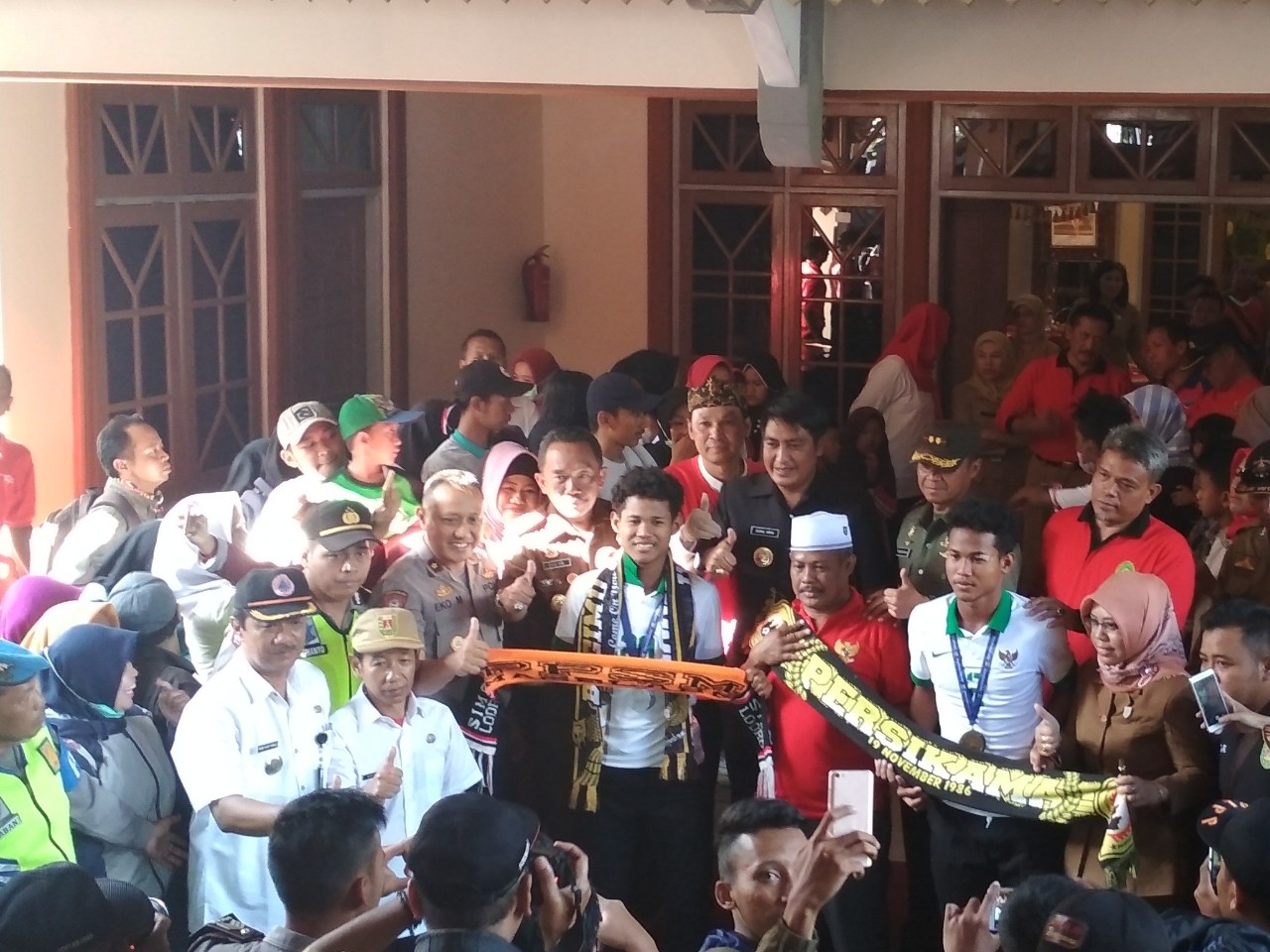 duo-kembar-pemain-sepakbola-asal-magelang-bagas-bagus-diarak-keliling-kota-dan-kabupaten-magelang-2_20180815_193908.jpg
