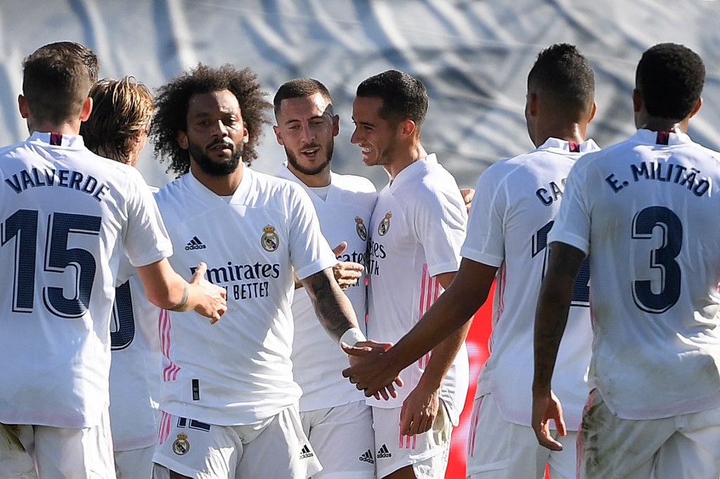 eden-hazard-merayakan-bersama-setelah-mencetak-gol-di-liga-spanyol-real-madrid-v-sd-huesca.jpg