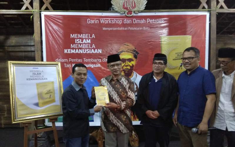 fajar-riza-ul-haq-menyerahkan-karyanya-membela-islam-membela-kemanusiaan-kepada-haedar-nashir_20171116_221337.jpg
