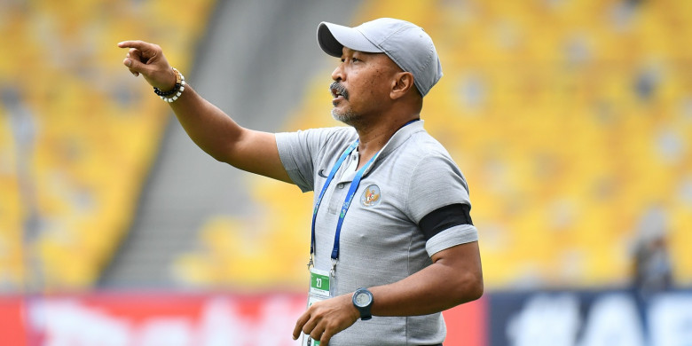 fakhri-husaini-kami-kalah-dari-bola-bola-mati-karena-postur-tubuh-mereka_20181001_203522.jpg