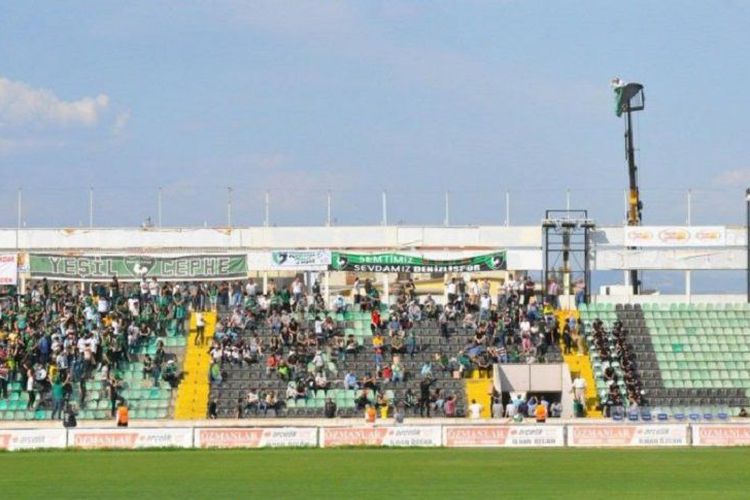 Fans Sejati, Pria Asal Turki Ini Rela Sewa Crane Demi Bisa Menonton Tim Kebanggaanya