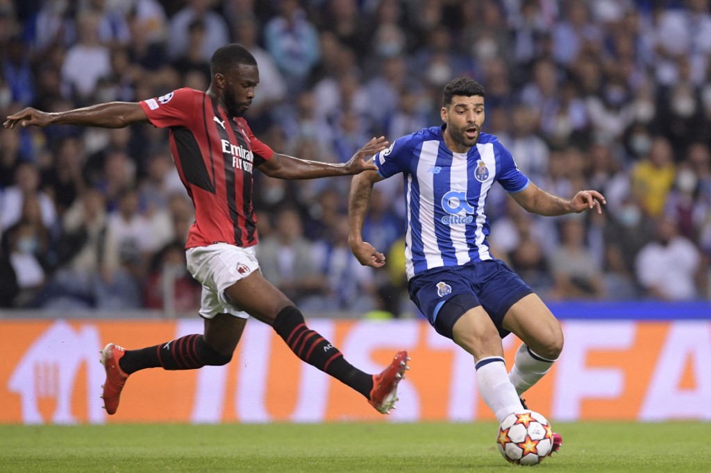 fikayo-tomori-vs-mehdi-taremi-di-liga-champions-antara-fc-porto-vs-ac-milan-19-oktober-2021.jpg