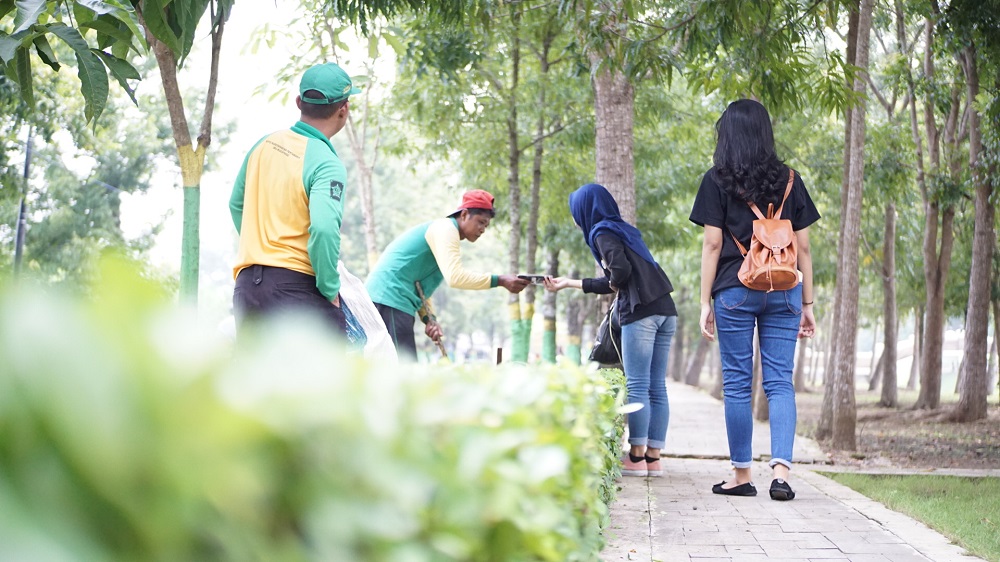 Finalis Dimas Diajeng Kulon Progo Bagikan Masker bagi Warga