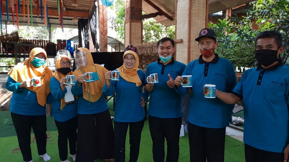 gegah-penularan-penyakit-guru-di-sma-n-1-sleman-pakai-gelas-dengan-foto-diri.jpg