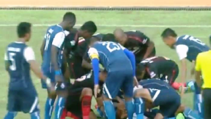 gelandang-arema-fc-hendro-siswanto-mengalami-lidah-tertelan_20180922_150703.jpg