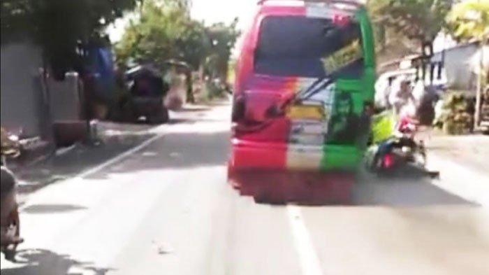gelar-razia-penegakan-prokes-polisi-di-probolinggo-malah-dipepet-sopir-elf-ugal-ugalan-hingga-jatuh.jpg