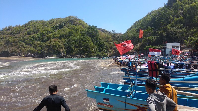 gelombang-tinggi-terjang-pantai-baron-lima-perahu-nelayan-rusak.jpg