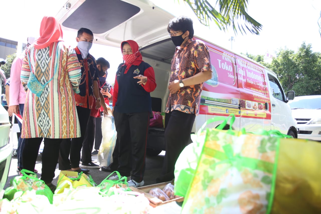 Harga Sayur di Jateng Anjlok, Ganjar Minta ASN Borong Hasil Panen Sayuran Petani
