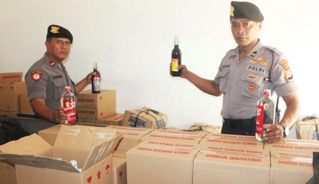 gerebek-gudang-miras-polres-bantul-sita-ratusan-botol-miras_20180518_110240.jpg