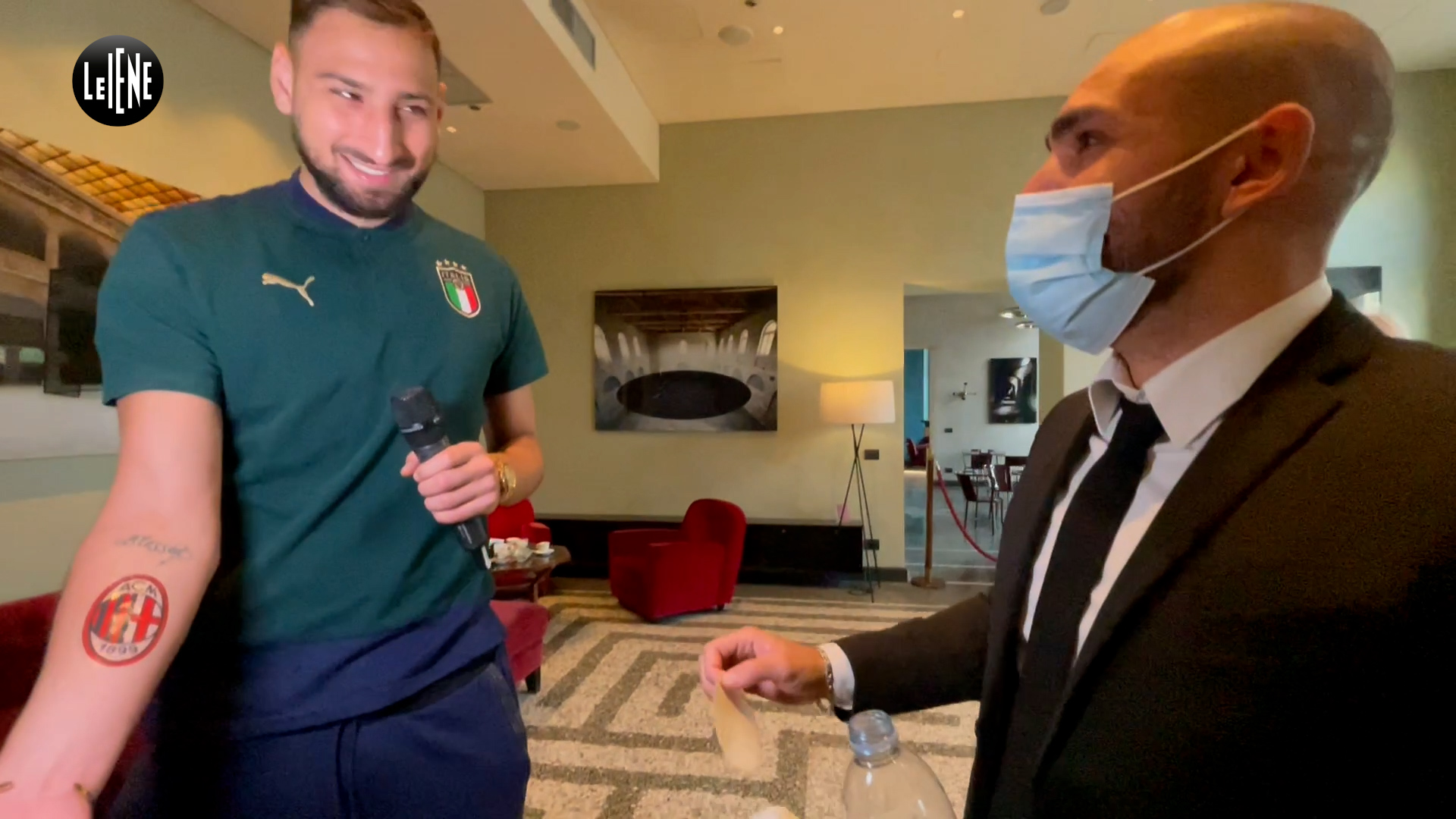 gianluigi-donnarumma-diberi-tato-temporer-ac-milan-pada-acara-le-iene-oleh-mediaset.jpg