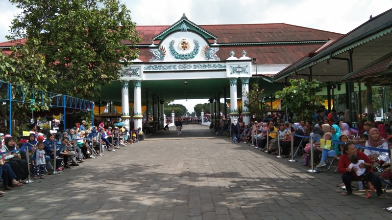 grebeg-maulud-kraton-yogyakarta-ribuan-warga-padati-alun-alun-utara-sejak-pagi.jpg