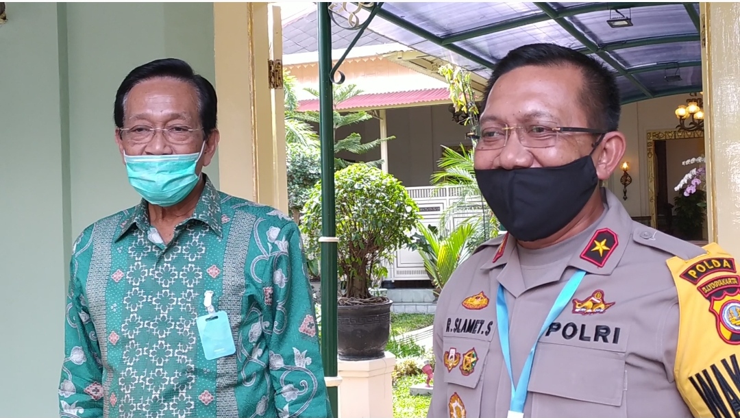 gubernur-diy-sri-sultan-hamengku-buwono-x-bersama-waka-polda-diy-brigjend-pol-raden-slamet-santoso.jpg