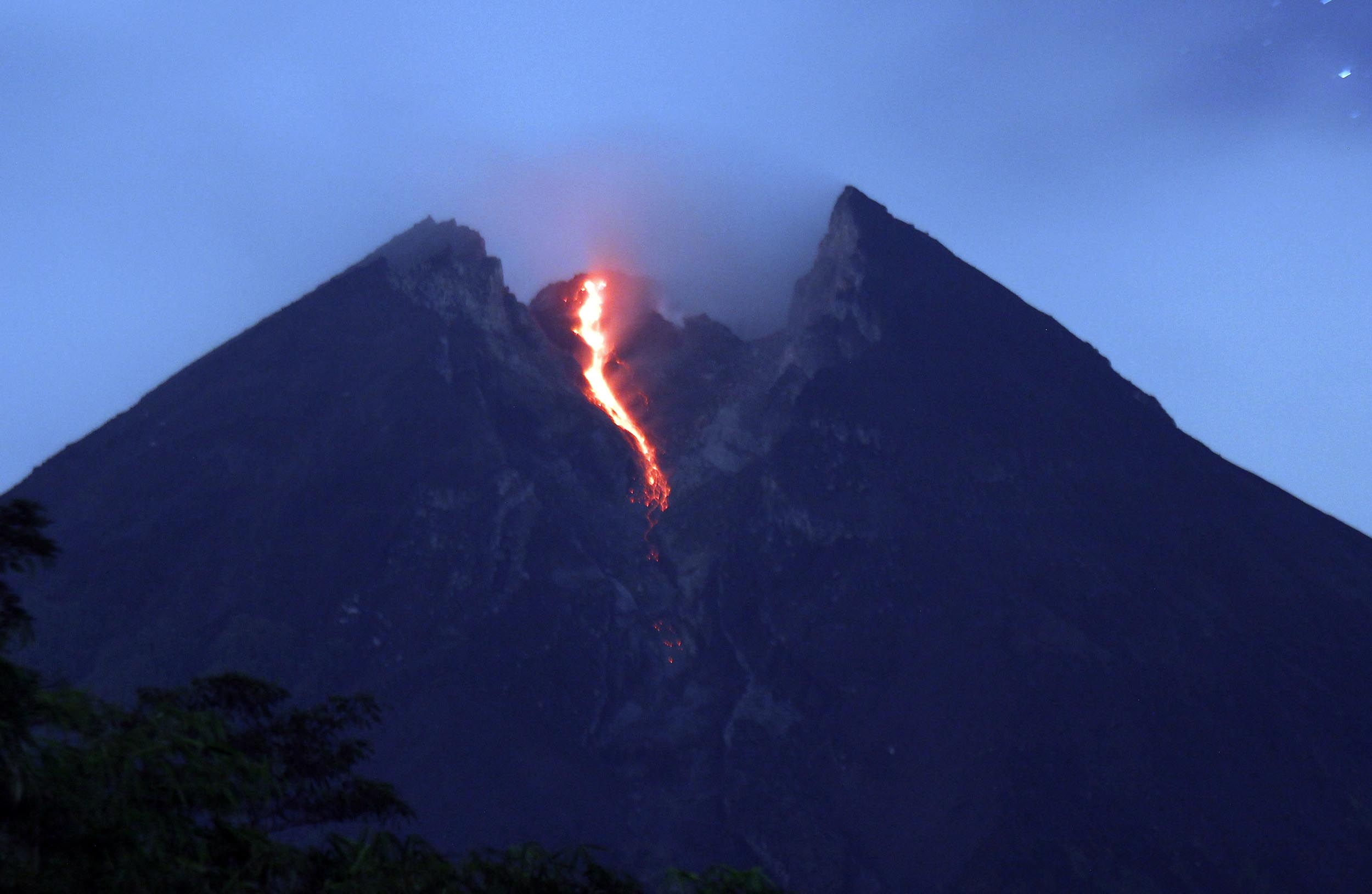 Aktivitas Gunung Merapi - Selasa Malam Luncurkan Lava Pijar, Hujan Abu Tipis Mengarah ke Boyolali