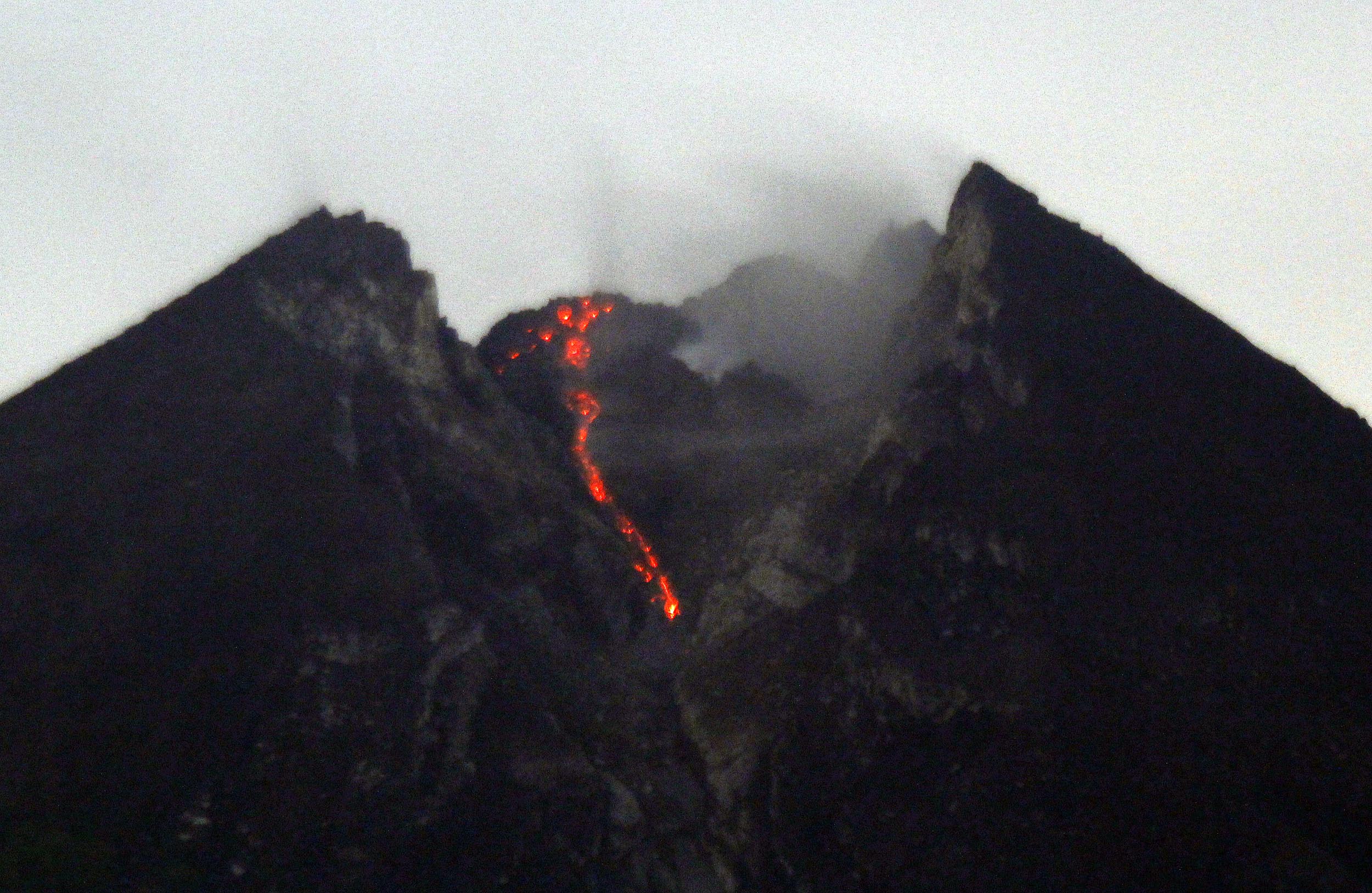 Update Aktivitas Gunung Merapi, BPPTKG Catat Ada Enam Kali Guguran Terjadi Pagi Ini