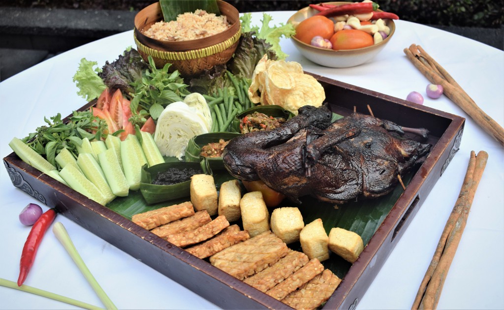 Gurih nan Legit Bebek Panggang Bumbu Rawon Phoenix, Hemat Untuk Berempat