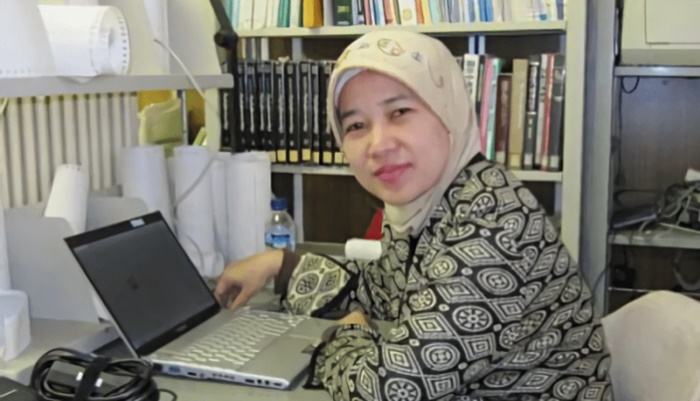guru-besar-fakultas-farmasi-universitas-gadjah-mada-ugm-prof-zullies-ikawati-phd-apt.jpg