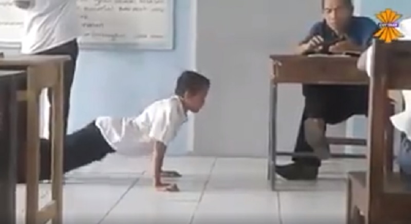 guru-hukum-siswanya-push-up-sambil-mainan-hp_20171115_171952.jpg