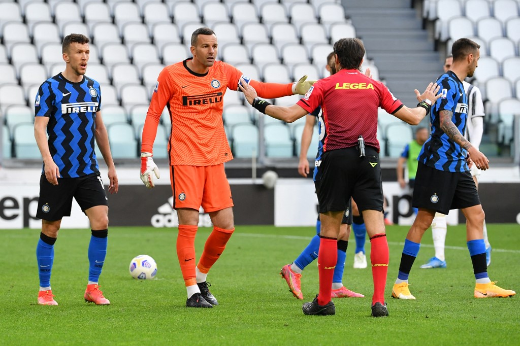 handanovic-protes-wasit-atas-keputusan-penalti-bagi-juventus-liga-italia-serie-a-juventus-vs-inter.jpg