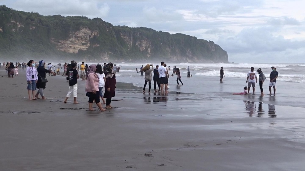 hari-pertama-di-tahun-baru-14-ribu-wisatawan-kunjungi-pantai-depok-dan-pantai-parangtitis.jpg