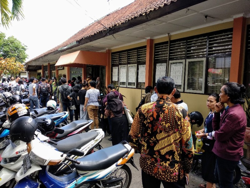hari-terakhir-pendaftaran-a5-antrean-warga-penuhi-kantor-kpu-sleman.jpg